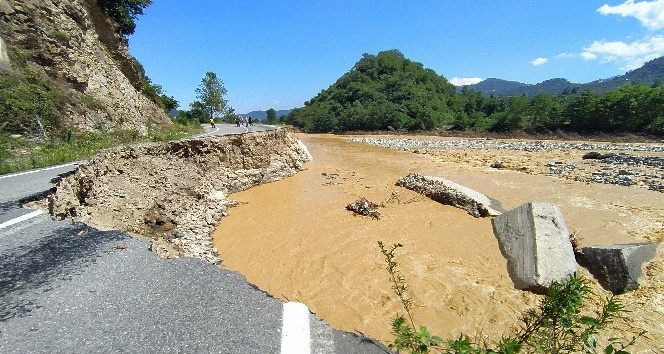 Giresun’daki selden Dereli ve Doğankent’in ardından en fazla etkilenen ilçe olan Yağlıdere’de köylere ulaşılmaya çalışılıyor
