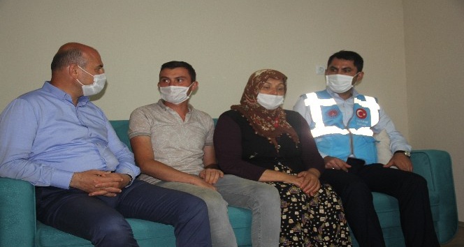 Bakan Kurum sözünü tuttu, eşi kaybolan kadını yeni evinde ziyaret etti