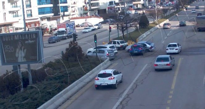 Kırıkkale’de dikkatsiz sürücünün kaza anı kamerada