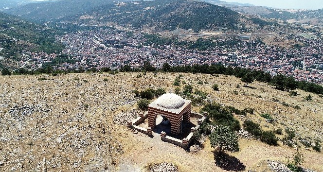 Şehre hakim tepedeki türbe gizemini koruyor