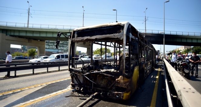 Metrobüs yandı, E-5’te trafik durdu