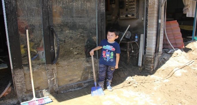 Dereli’de önü toprak ve taş yığınlarından arındırılan dükkanlarda temizlik sürüyor