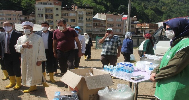 Diyanet İşleri Başkanı Ali Erbaş Giresun’daki selde en fazla zarar gören Dereli ilçesinde incelemelerde bulundu