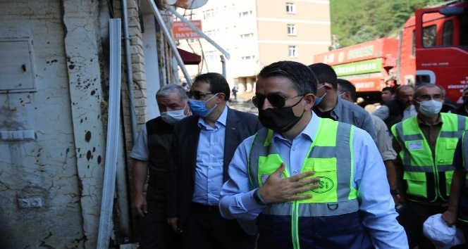 Tarım ve Orman Bakanı Pakdemirli Adana’daki yangındaki incelemelerinin ardından yeniden Giresun’daki sel bölgesine geri döndü