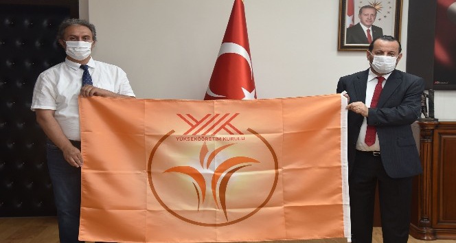 Rektör Akgül, bayrakları sahiplerine teslim etti