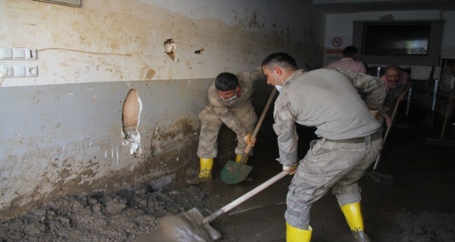 200’den fazla jandarma Dereli’de iş yerlerinin temizlik çalışmasına katılıyor