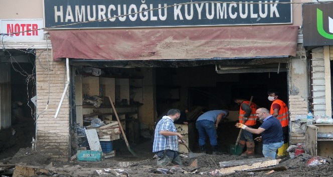 Kimisi altınlarının kimisi de alacaklarının peşinde