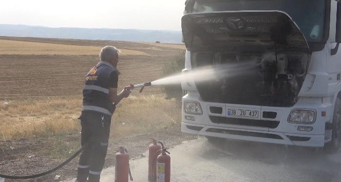 Tırın motor bölümünde çıkan yangın korkuttu