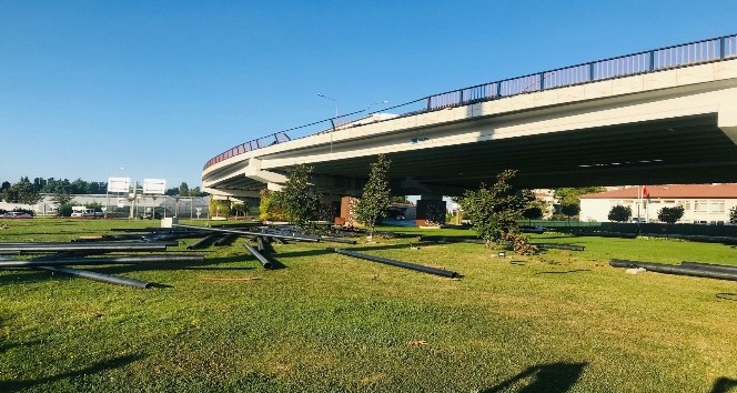 Tırın dorsesinden çelik borular düştü, faciadan dönüldü