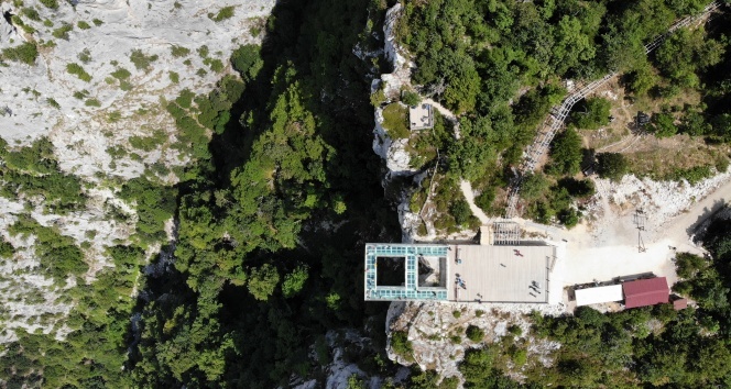 450 metre yükseklikteki Çatak Kanyonu cam terası ziyaretçilerinin nefesini kesiyor