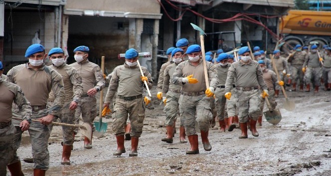 Selin vurduğu Dereli’deki temizlik çalışmasına Trabzon Komando Birliği’nden destek