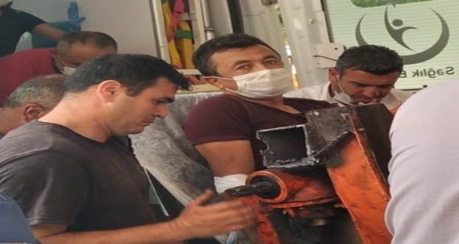 Silaj makinesine bacağını kaptırdı