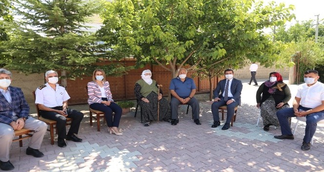 Vali Becel, Derinkuyu’da şehit ailesini ziyaret etti