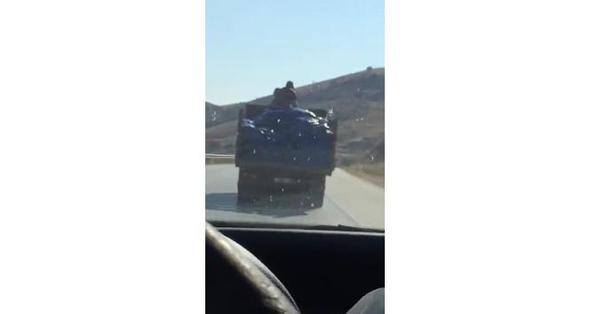 Kamyon kasasında tehlikeli yolculuk