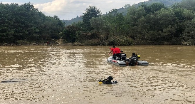 Türkiye’nin 4 bir yanından gelen ekipler Harşit çayında selde kaybolan 2 jandarma personelini bulmaya çalışıyor