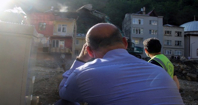 Selden zarar gören Dereli’de 4 günde 2’si kamu binası 15 binanın yıkım gerçekleştirildi