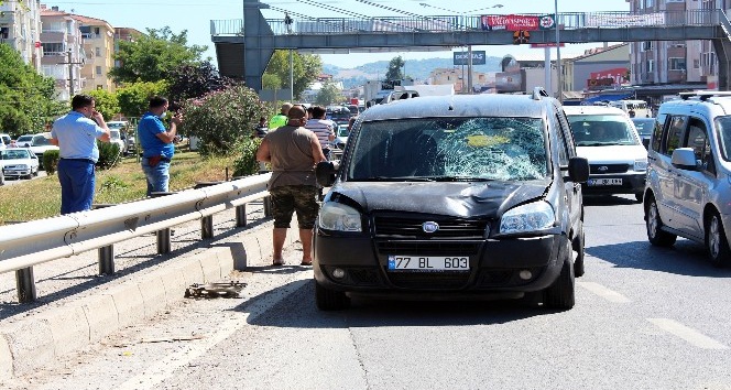 Karşıdan karşıya geçerken aracın altında kaldı