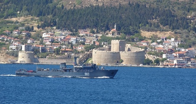 Rus savaş gemisi ‘Admiral Zakharin’ Çanakkale Boğazı’ndan geçti