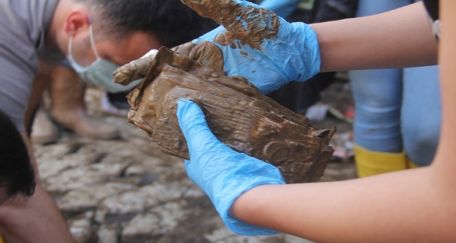Paralarını çamur içerisinde buldu, suyla yıkadı