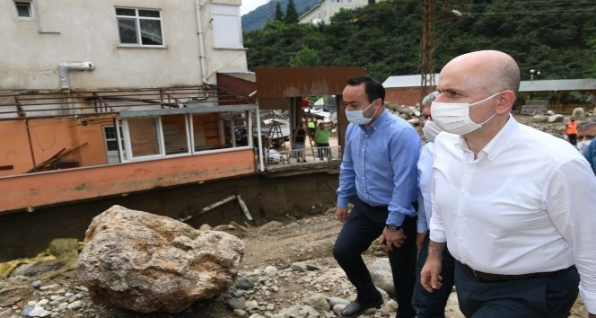 Ulaştırma Bakanı Karaismailoğlu, selin vurduğu Kovanlık ve Çaldağ beldelerinde incelemelerde bulundu