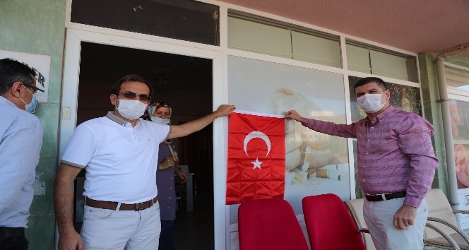 Burdur Belediyesi 2 bin Türk bayrağı dağıttı
