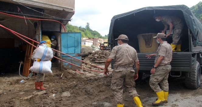 Giresun’da selzedelerin ev eşyaları askeri araçlarla taşınıyor