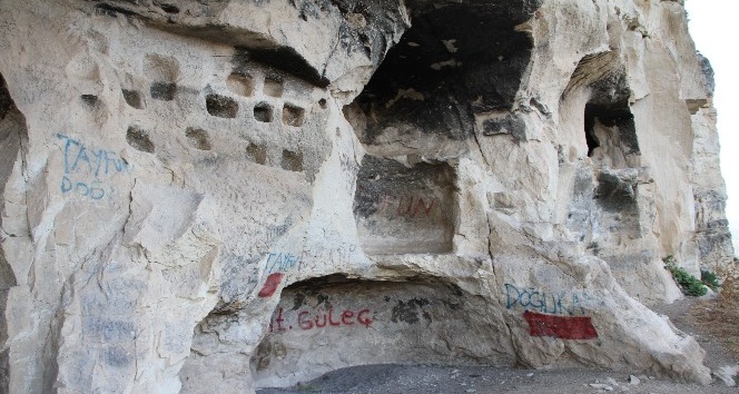 Tunceli’nin kaya konutları "İn delikleri" dikkat çekiyor