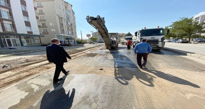 Kırşehir Belediyesi’nin bozuk yollardaki çalışmaları sürüyor