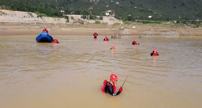 AKUT 6 ekibi ve 50 gönüllüsüyle Giresun’da yaşanan sel sonrası kayıpları arıyor