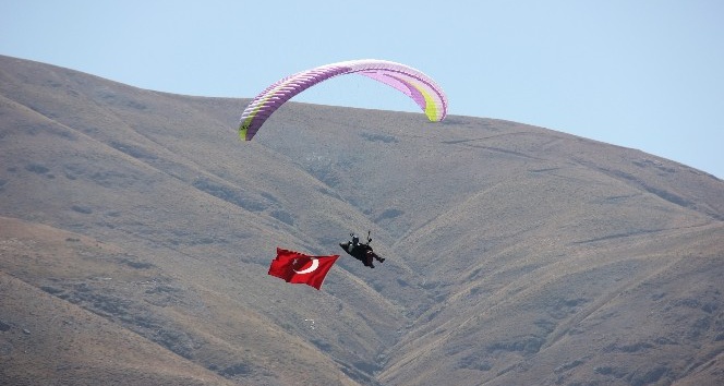 Bingöl’de terörden temizlenen dağlar,yamaç paraşütüyle renklendi