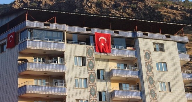 Uludere Türk bayrakları ile donatıldı