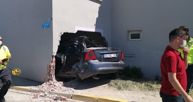Otomobil yatak odasına girdi, faciadan dönüldü