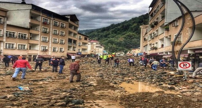 Dereli ilçe merkezinde 2 metre balçıkla kaplı olan ana cadde temizlendi, asfalt serildi
