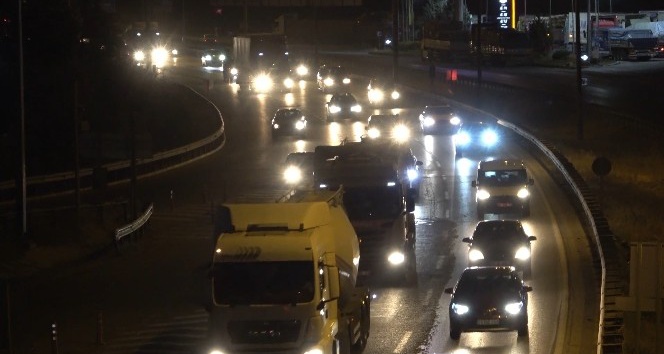 Büyükşehirlere geri dönüş başladı: Kilit kavşak’ta trafik yoğunluğu