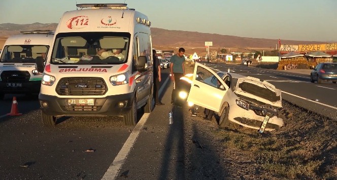 Ters şeride giren otomobil hafif ticari araçla çarpıştı: 6 yaralı