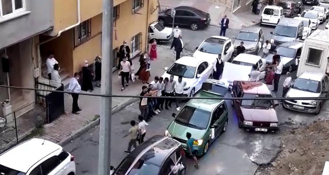 Düğün konvoyu için yolu kapattılar, halay çektiler