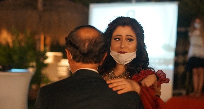 İşitme engelli babasının tek isteğini kına gecesinde gerçekleştirdi