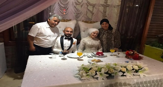 Kendi düğününde saz çalma hayalini gerçekleştirdi