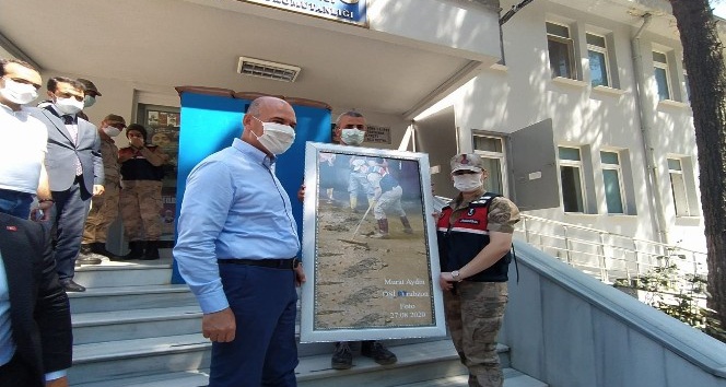 Bakan Soylu o kadın astsubay ve fotoğrafı çeken DSİ görevlisi ile buluştu