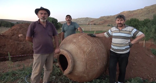 Tarlasında binlerce yıllık tarihi küp buldu