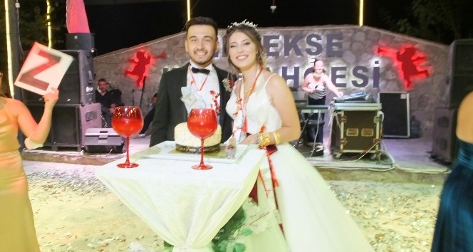 Düğünde geline doğum günü sürprizi