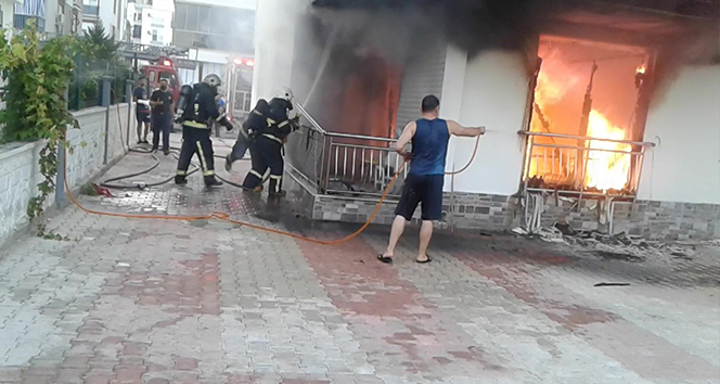 Apartmanın zemin katından yükselen alevler mahalleliyi sokağa döktü