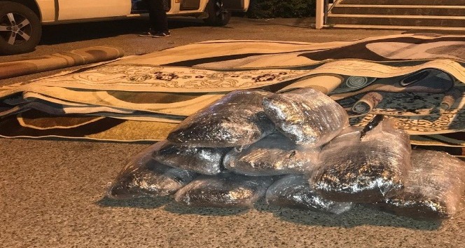 Halının içinden 29 kilo uyuşturucu çıktı