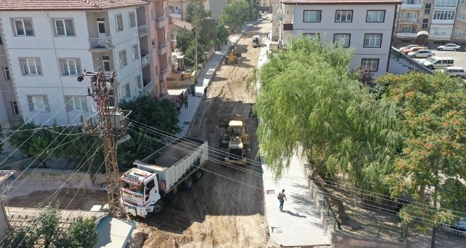 Nar Yolu Sokak’ta sıcak asfalt serimi için son hazırlıklar yapılıyor