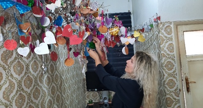 Gelinlerin anılarını iş yerinde biriktiriyor