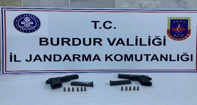 Burdur’dan Antalya’ya kaçak silah getirmeye çalışırken jandarmaya yakalandı