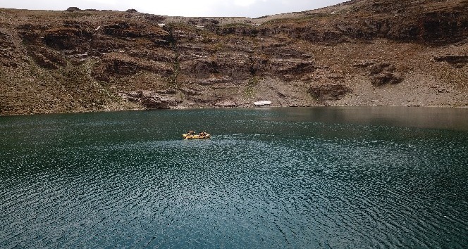 3 bin rakımda rafting keyfi