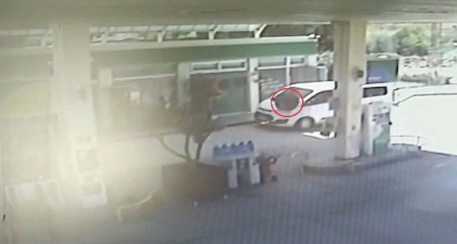 Otomobil lastiği akaryakıt istasyonuna fırladı
