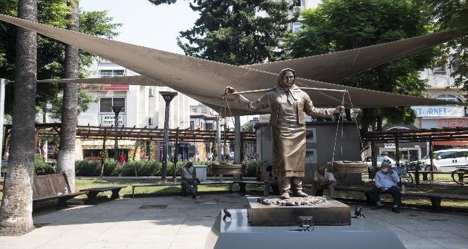 Yoğurt Pazarına, yoğurt satan kadın heykeli