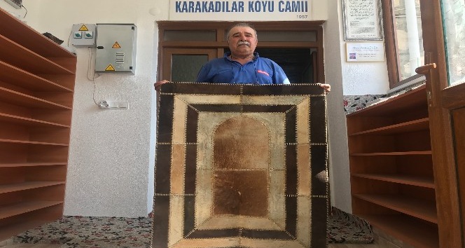 Bir asırlık ceylan derisi seccadeyi torunlarına miras bırakacak